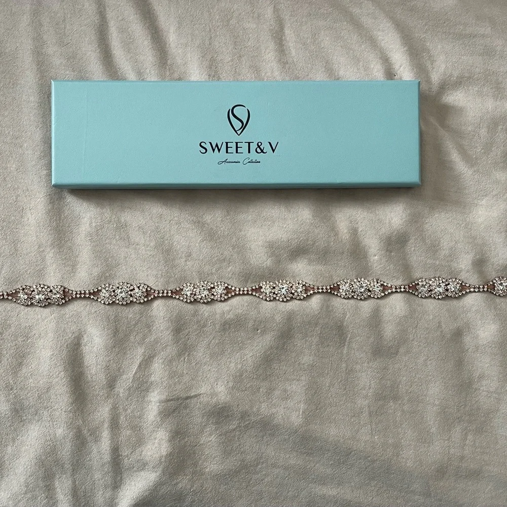 Sweet &V belt with crystals and beige satin tie. - Picture 2 of 3